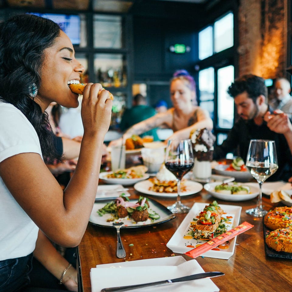 Vriendengroep zit gezellig in een horeca-ethablissement.